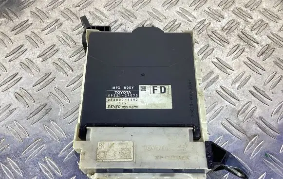 Lexus RC Fuse module 8922124070 2380004492 8273024060B