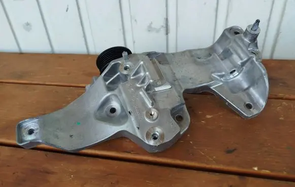 Peugeot 3008 II Generator/alternator bracket 9833032280