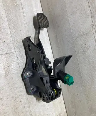 Renault Clio V Brake pedal 8201606986