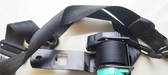 Middle seatbelt (rear)