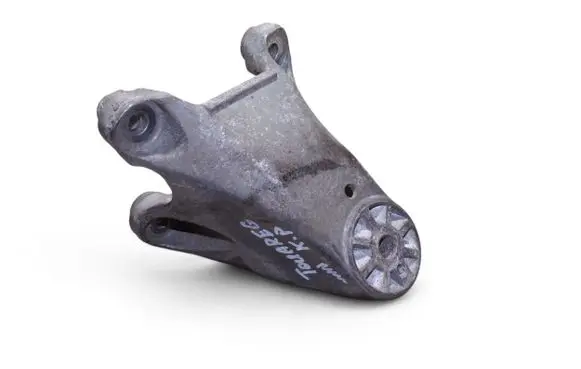 Volkswagen Touareg II Engine mounting bracket 7L8199307K