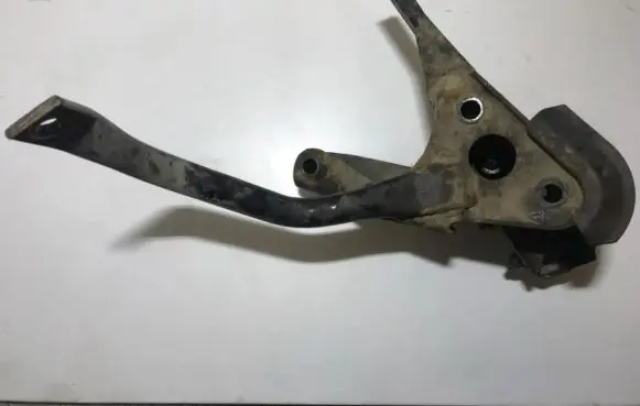 Nissan Almera N16 Engine mounting bracket