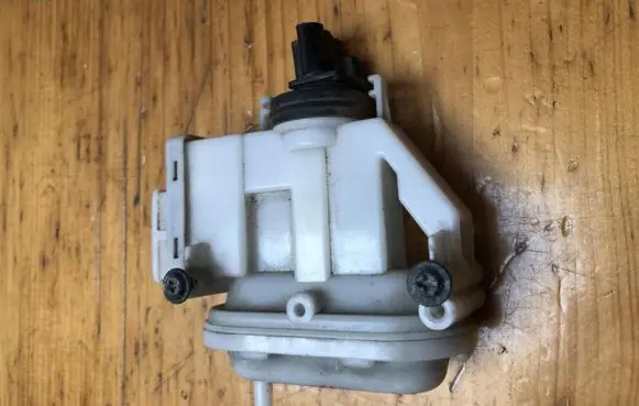 Volkswagen PASSAT B4 Central locking motor 357862153H