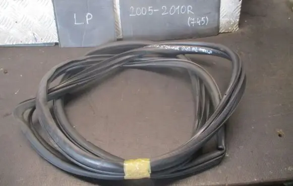 Mazda 5 Front door rubber seal 