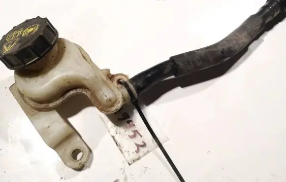Brake fluid reservoir