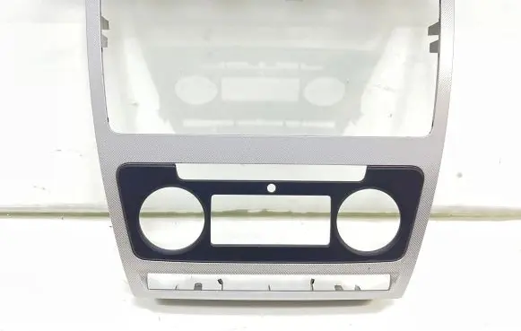 Skoda Octavia Mk2 (1Z) Radio/GPS head unit trim 