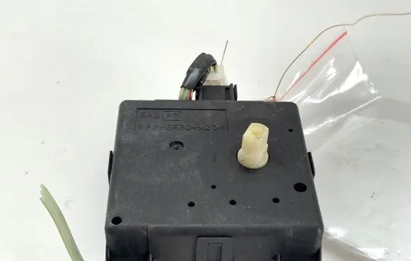 Nissan Qashqai Air flap motor/actuator 3J01030850