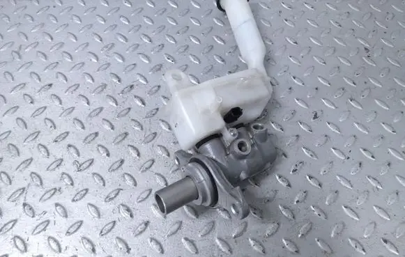 Nissan Pulsar Master brake cylinder 32070564