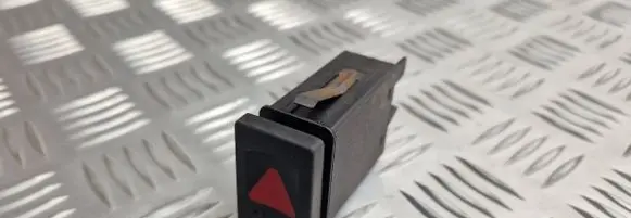 Volkswagen PASSAT B5 Hazard light switch 3B0953235C