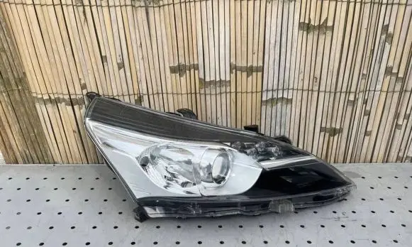 Toyota Verso Headlight/headlamp 811100F181 172356738 15536F