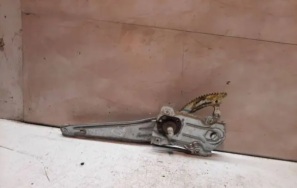Rear door manual window regulator