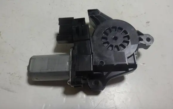 BMW 2 Active Tourer U06 Front door window regulator motor 5A75082