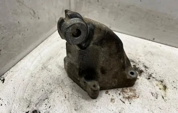 Mercedes-Benz CLS C219 Engine mounting bracket A6422230104