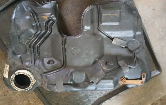 Volvo XC70 Fuel tank 1668416 255929796 31261120