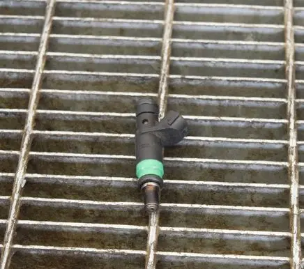 Audi A6 S6 C5 4B Fuel injector 06C133551