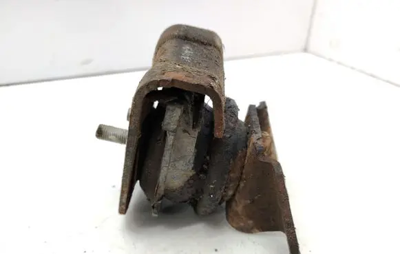 Mazda 929 Engine mount bracket