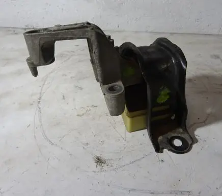 Engine mount vacuum valve