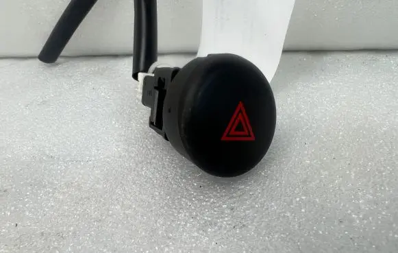 Nissan Juke I F15 Hazard light switch S31471
