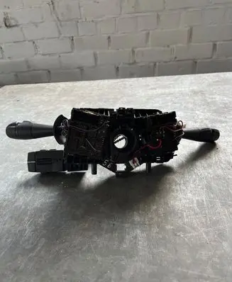 Dacia Sandero Wiper turn signal indicator stalk/switch E10670313