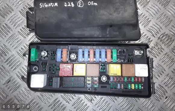 Opel Signum Fuse module 13240244