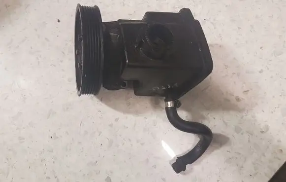 Mercedes-Benz Vito Viano W638 Power steering pump A6112300115