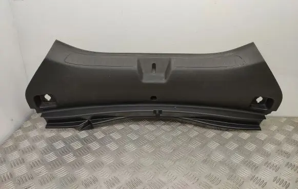 Trunk/boot sill cover protection