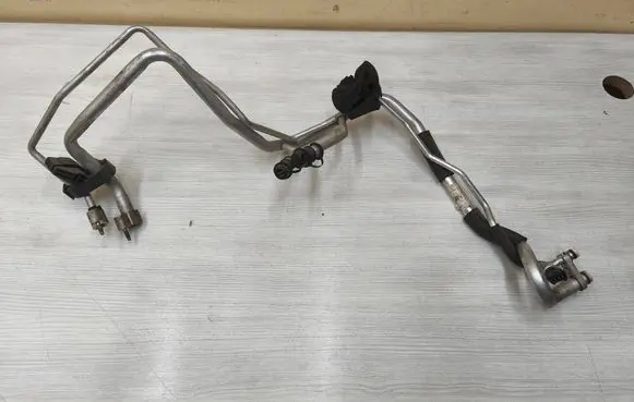 Land Rover Evoque I Air conditioning (A/C) pipe/hose EJ3219A834BB