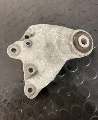 Mercedes-Benz CLA C117 X117 W117 Engine mount bracket A2462401103