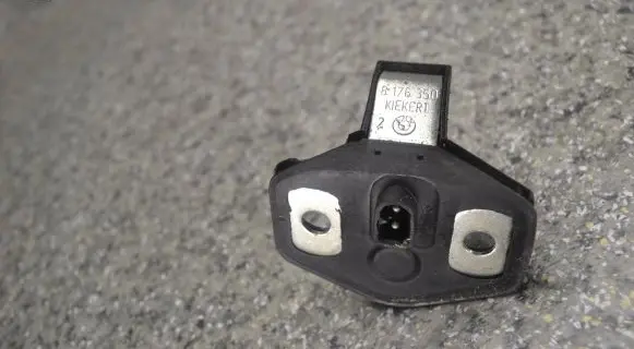 BMW 5 E39 Rear door lock loop/hook striker 8176350