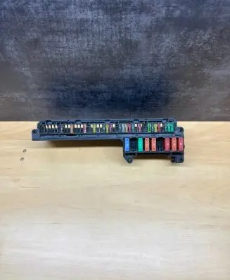 BMW 5 E60 E61 Fuse module 25613290