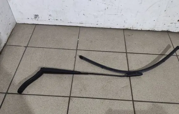 Peugeot Traveller Front wiper blade arm 06461A