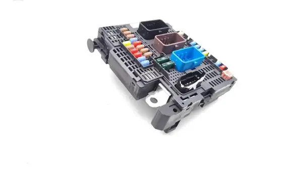 Peugeot 5008 II Fuse module 9813136780
