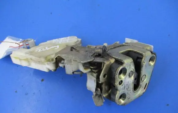 Nissan Terrano Rear door lock 8255250J01