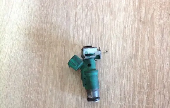 Peugeot 207 Fuel injector 01A02301393