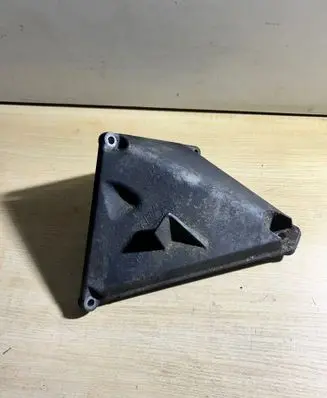 Engine mounting bracket