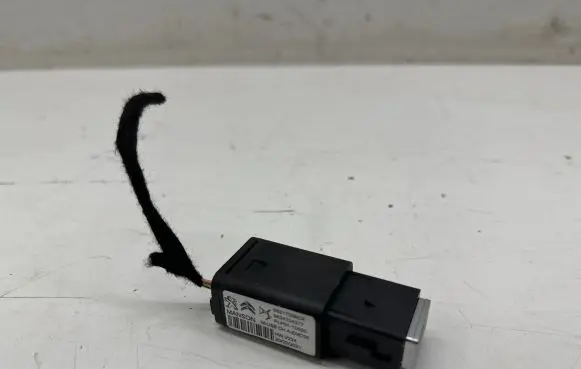 Peugeot 2008 II USB socket connector 98217039DX