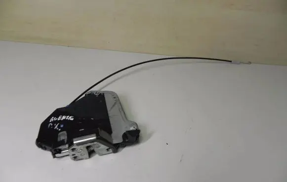 Toyota Avensis T250 Loading door lock Y470806 I4341
