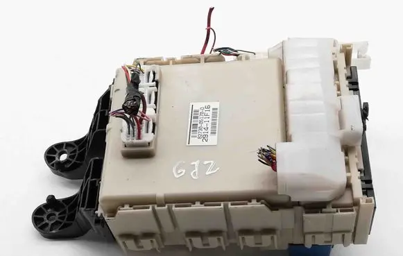 Toyota Avensis T270 Central body control module 8273005170D