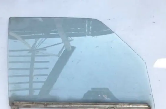 Mercedes-Benz W123 Front door window glass four-door