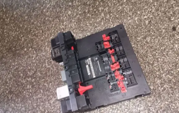 Volkswagen PASSAT B6 Fuse module 3C0937049J