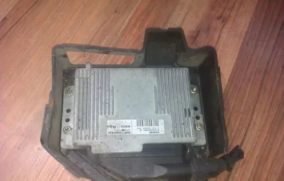 Renault Megane I Engine control unit/module 7700103716 s105300104