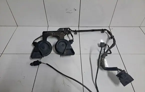 Audi A6 S6 C6 4F Horn signal 703881165