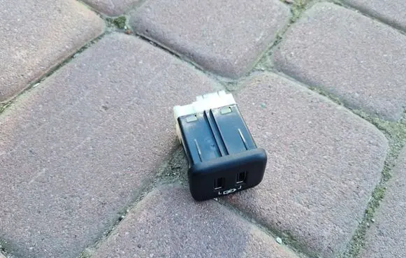 Opel Insignia B USB socket connector 13598459