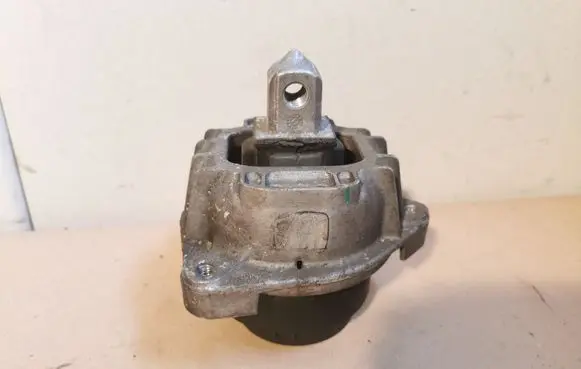 BMW 6 F12 F13 Engine mount bracket 6777371