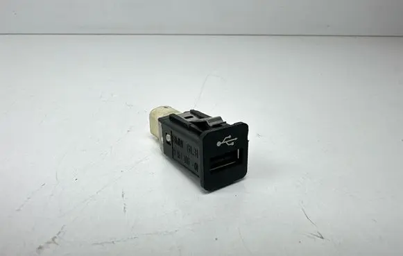 BMW 7 F01 F02 F03 F04 USB socket connector 9167196