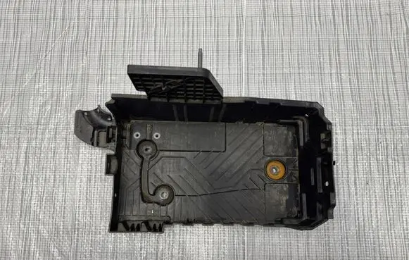 Peugeot 307 Fender mounting bracket 9823533180