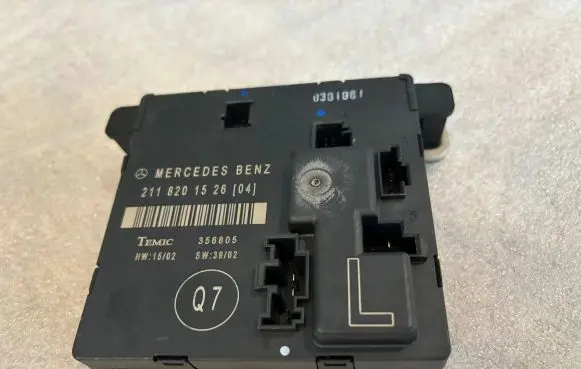 Mercedes-Benz E W211 Door control unit/module 2118201526 A2118201526
