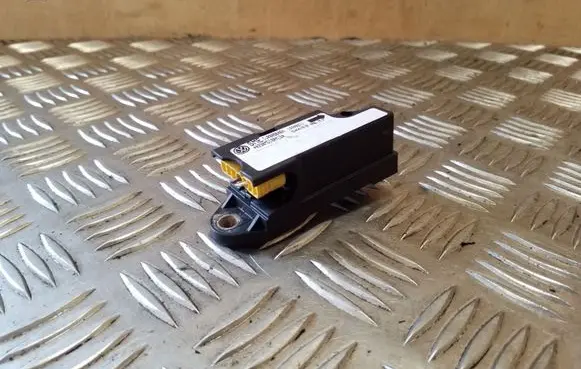 Volkswagen PASSAT B5 Airbag deployment crash/impact sensor IJ0909606N