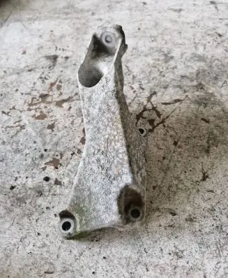 Audi A4 S4 B7 8E 8H Engine mounting bracket