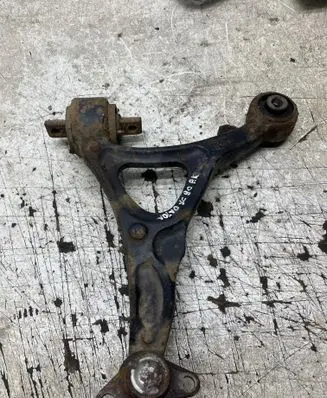Volvo XC90 Front lower control arm/wishbone 8646613